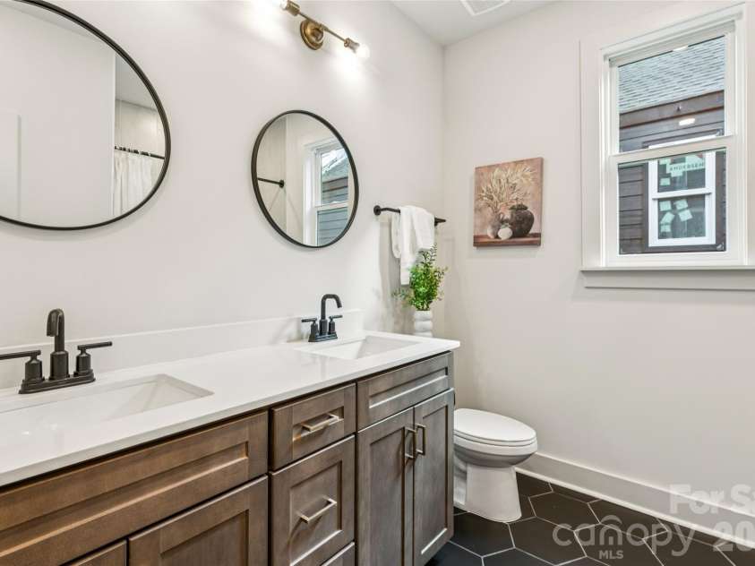 2416 Crestview Drive, Charlotte, NC 28216.  MLS# CAR4332816, YatesRealty ID 52711. 