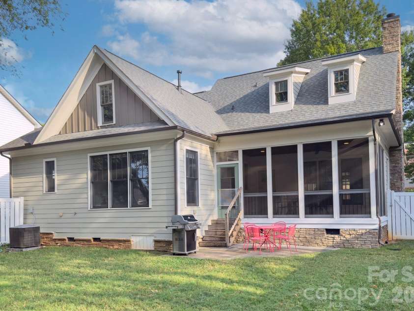 204 Martin Street, Charlotte, NC 28216.  MLS# CAR4428060, YatesRealty ID 52714. 