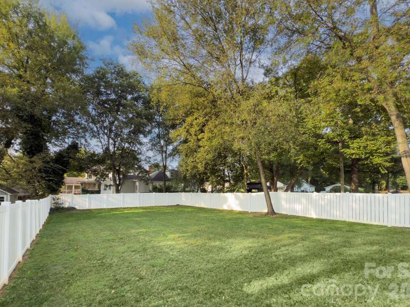 204 Martin Street, Charlotte, NC 28216.  MLS# CAR4428060, YatesRealty ID 52714. 