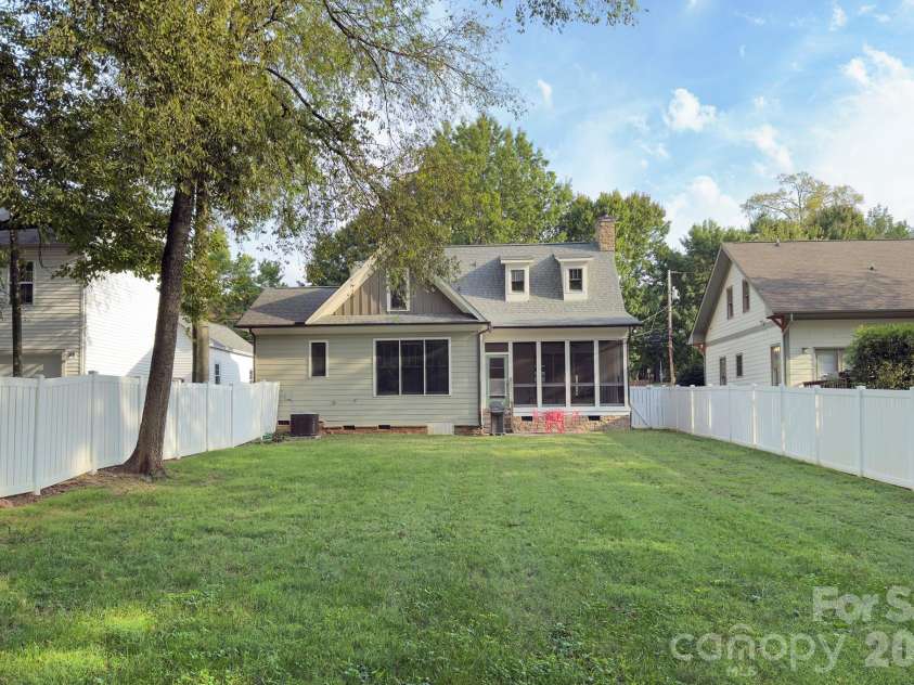 204 Martin Street, Charlotte, NC 28216.  MLS# CAR4428060, YatesRealty ID 52714. 