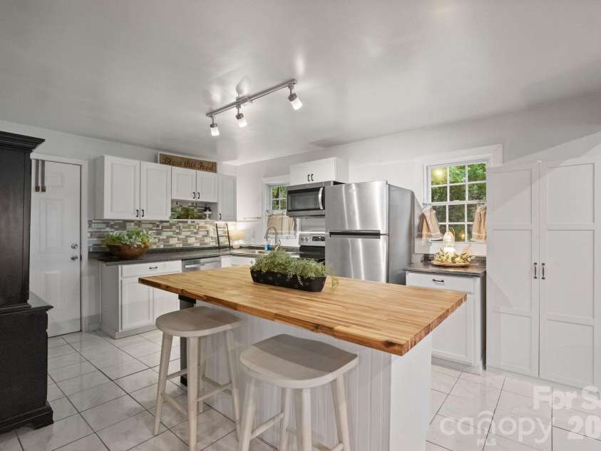 178 Collins Drive, Clyde, NC 28721.  MLS# CAR4427815, YatesRealty ID 52716. 