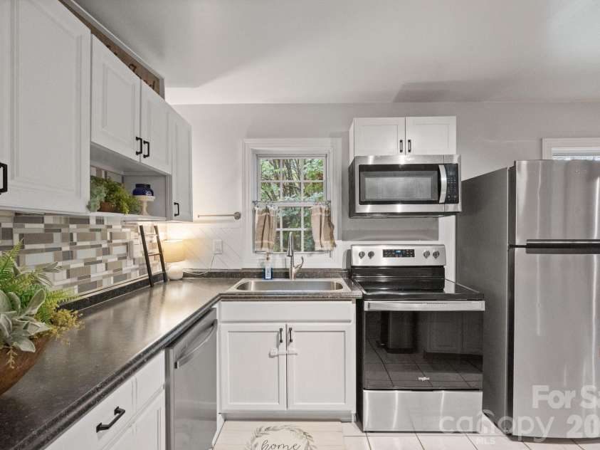 178 Collins Drive, Clyde, NC 28721.  MLS# CAR4427815, YatesRealty ID 52716. 