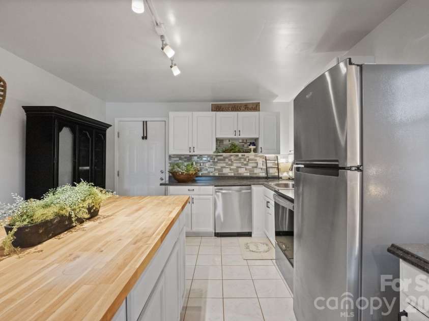 178 Collins Drive, Clyde, NC 28721.  MLS# CAR4427815, YatesRealty ID 52716. 
