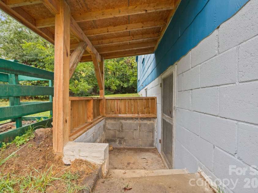178 Collins Drive, Clyde, NC 28721.  MLS# CAR4427815, YatesRealty ID 52716. 