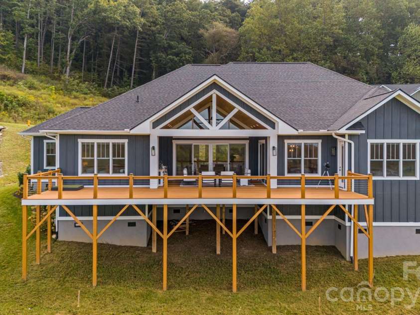 297 Maple Knoll Drive, Hendersonville, NC 28792.  MLS# CAR4427248, YatesRealty ID 52722. 