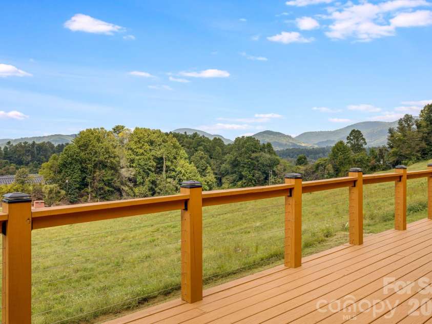 297 Maple Knoll Drive, Hendersonville, NC 28792.  MLS# CAR4427248, YatesRealty ID 52722. 