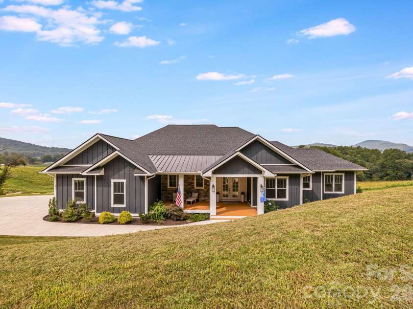 297 Maple Knoll Drive, Hendersonville, NC 28792.  MLS# CAR4427248, YatesRealty ID 52722. 