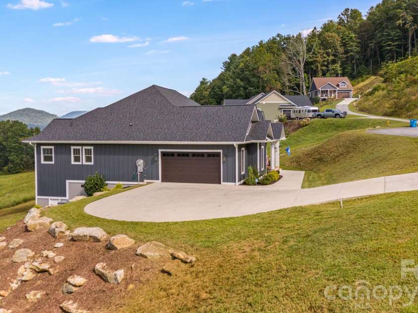 297 Maple Knoll Drive, Hendersonville, NC 28792.  MLS# CAR4427248, YatesRealty ID 52722. 