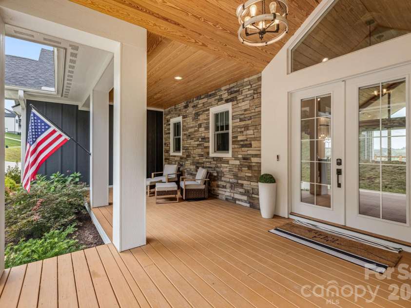 297 Maple Knoll Drive, Hendersonville, NC 28792.  MLS# CAR4427248, YatesRealty ID 52722. 