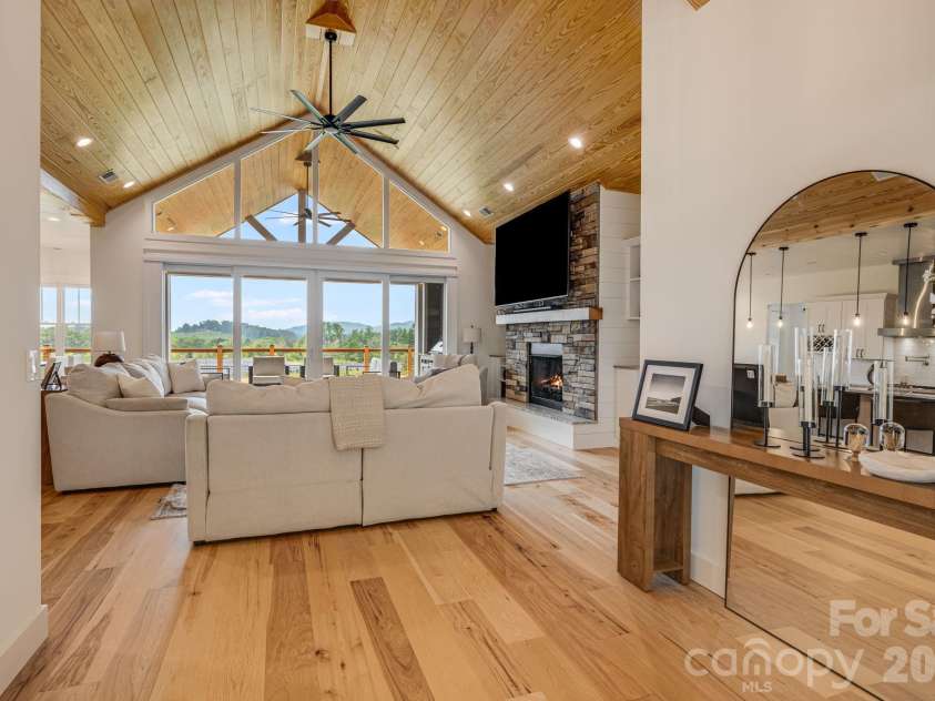 297 Maple Knoll Drive, Hendersonville, NC 28792.  MLS# CAR4427248, YatesRealty ID 52722. 