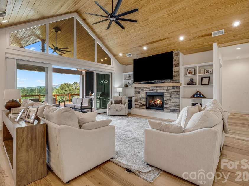 297 Maple Knoll Drive, Hendersonville, NC 28792.  MLS# CAR4427248, YatesRealty ID 52722. 