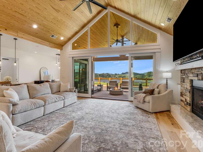 297 Maple Knoll Drive, Hendersonville, NC 28792.  MLS# CAR4427248, YatesRealty ID 52722. 