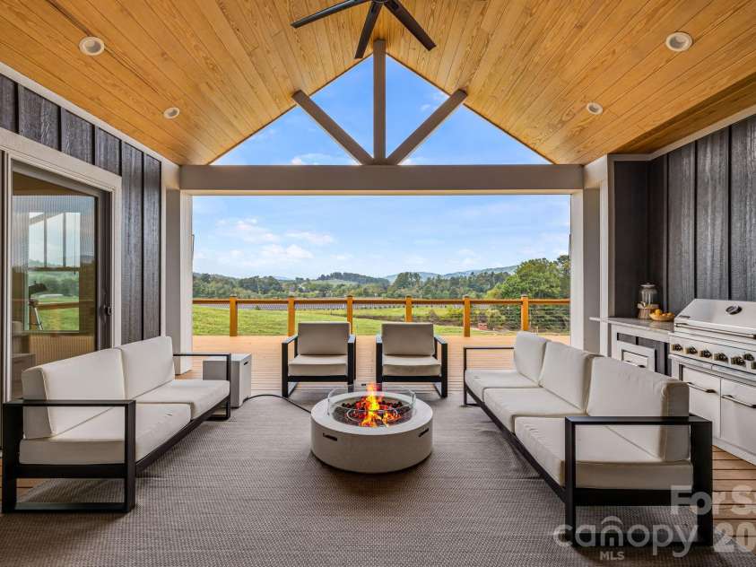 297 Maple Knoll Drive, Hendersonville, NC 28792.  MLS# CAR4427248, YatesRealty ID 52722. 