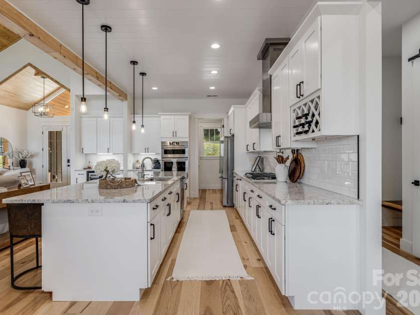297 Maple Knoll Drive, Hendersonville, NC 28792.  MLS# CAR4427248, YatesRealty ID 52722. 