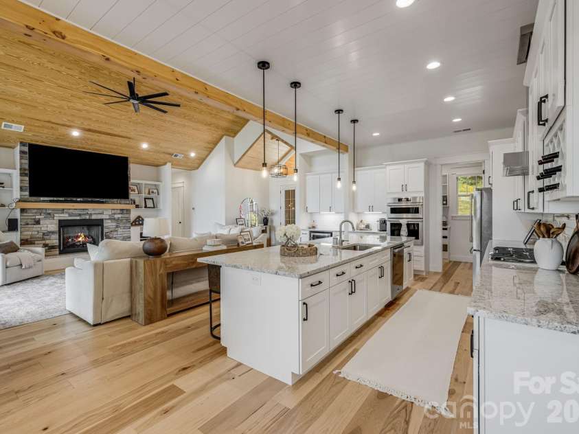 297 Maple Knoll Drive, Hendersonville, NC 28792.  MLS# CAR4427248, YatesRealty ID 52722. 