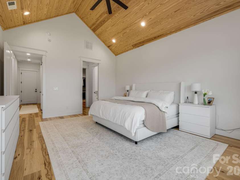 297 Maple Knoll Drive, Hendersonville, NC 28792.  MLS# CAR4427248, YatesRealty ID 52722. 