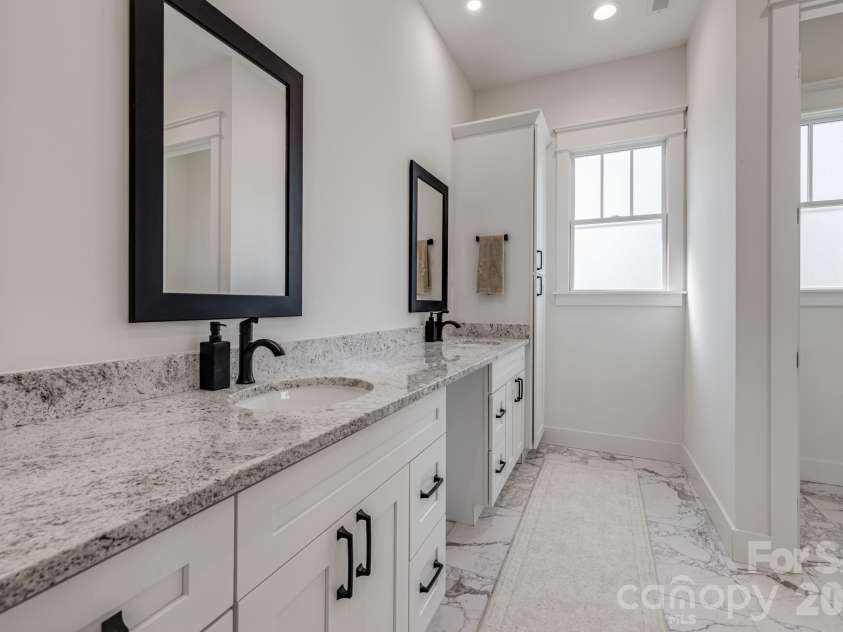 297 Maple Knoll Drive, Hendersonville, NC 28792.  MLS# CAR4427248, YatesRealty ID 52722. 