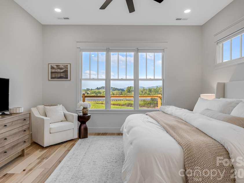 297 Maple Knoll Drive, Hendersonville, NC 28792.  MLS# CAR4427248, YatesRealty ID 52722. 