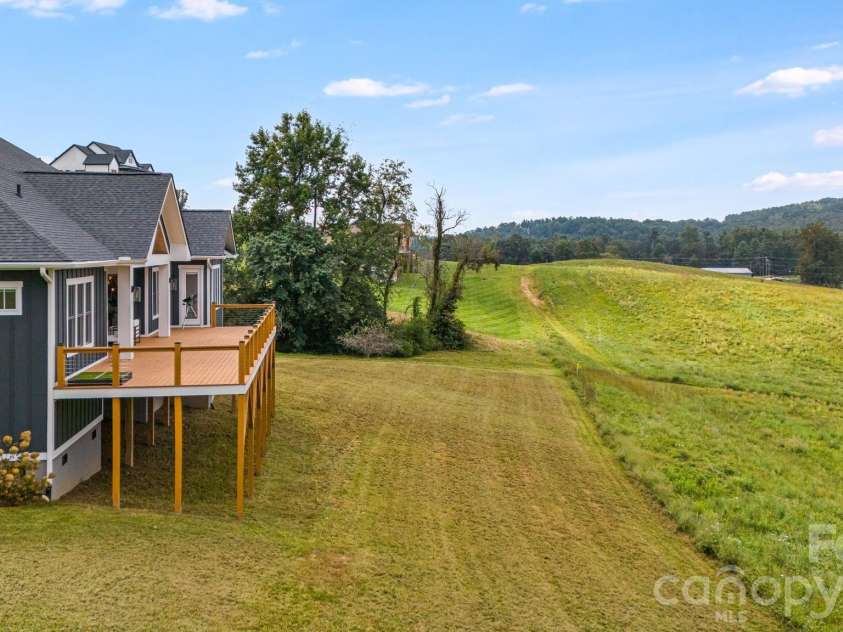 297 Maple Knoll Drive, Hendersonville, NC 28792.  MLS# CAR4427248, YatesRealty ID 52722. 
