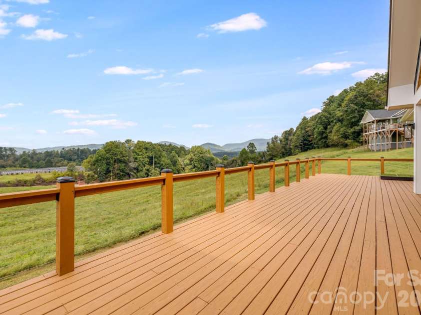 297 Maple Knoll Drive, Hendersonville, NC 28792.  MLS# CAR4427248, YatesRealty ID 52722. 