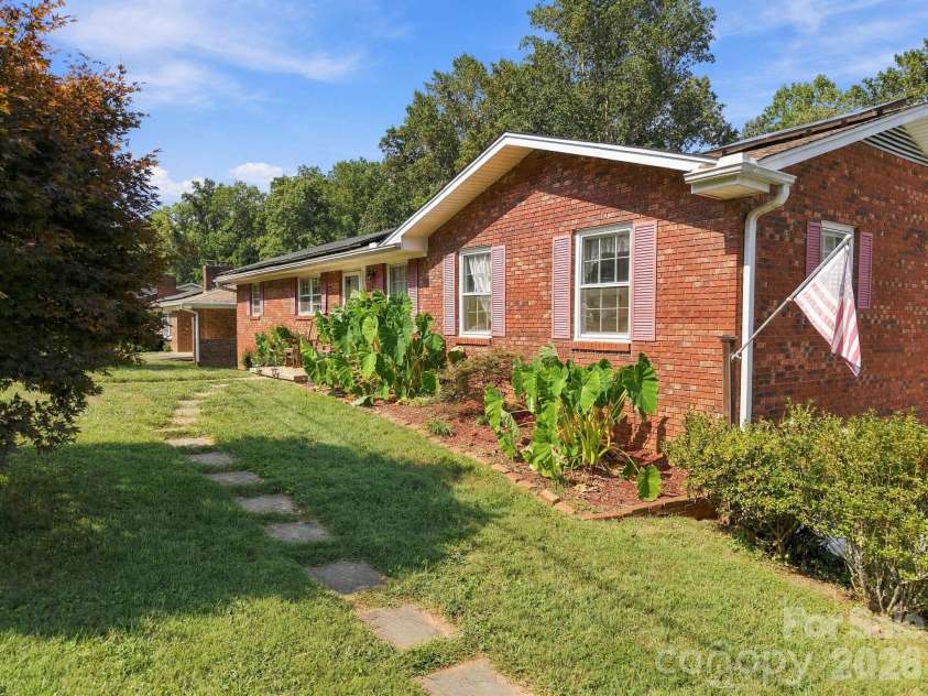 7 Fieldcrest Circle, Asheville, NC 28806.  MLS# CAR4422767, YatesRealty ID 52736. 