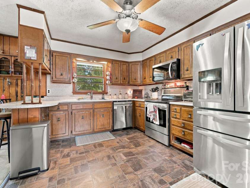 7 Fieldcrest Circle, Asheville, NC 28806.  MLS# CAR4422767, YatesRealty ID 52736. 