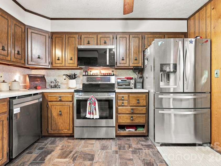 7 Fieldcrest Circle, Asheville, NC 28806.  MLS# CAR4422767, YatesRealty ID 52736. 