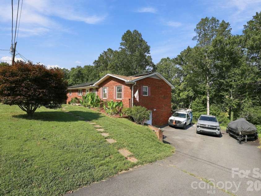 7 Fieldcrest Circle, Asheville, NC 28806.  MLS# CAR4422767, YatesRealty ID 52736. 