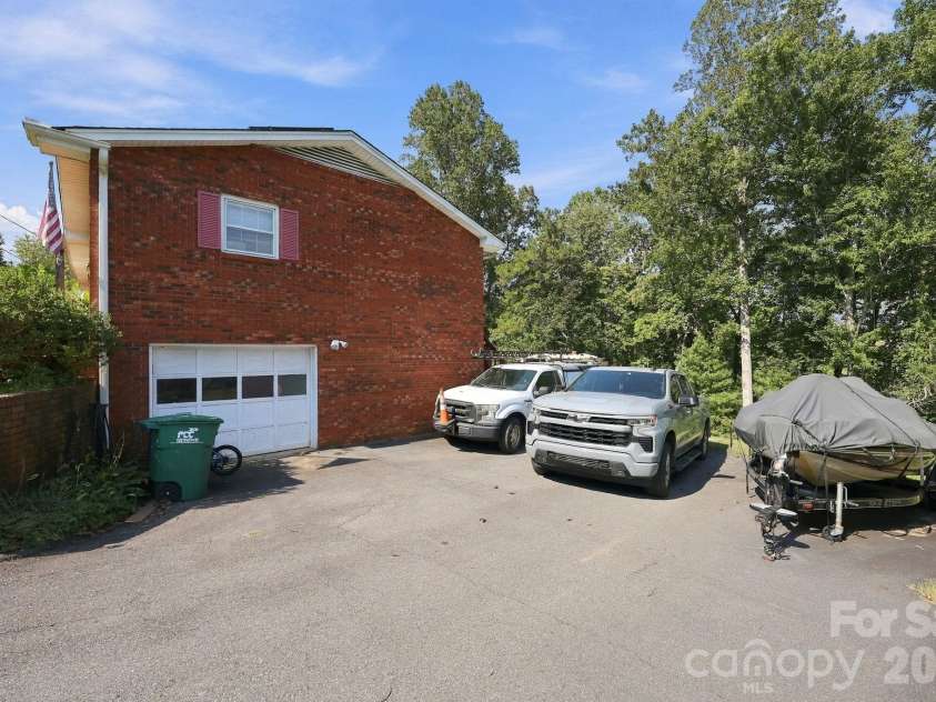 7 Fieldcrest Circle, Asheville, NC 28806.  MLS# CAR4422767, YatesRealty ID 52736. 