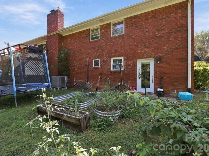 7 Fieldcrest Circle, Asheville, NC 28806.  MLS# CAR4422767, YatesRealty ID 52736. 