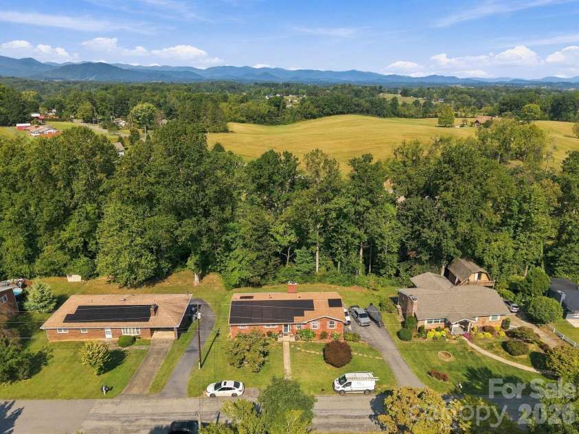 7 Fieldcrest Circle, Asheville, NC 28806.  MLS# CAR4422767, YatesRealty ID 52736. 