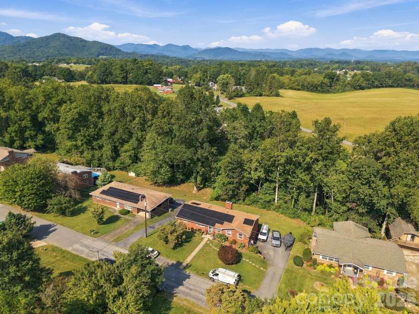 7 Fieldcrest Circle, Asheville, NC 28806.  MLS# CAR4422767, YatesRealty ID 52736. 