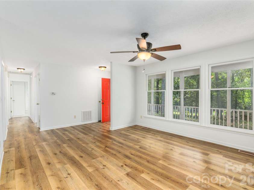 106 Turner Lane, Hendersonville, NC 28791.  MLS# CAR4425099, YatesRealty ID 52743. 