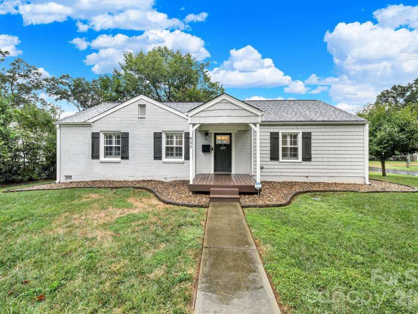 835 Everett Place, Charlotte, NC 28205.  MLS# CAR4427044, YatesRealty ID 52744. 