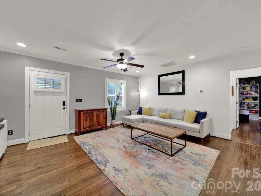 835 Everett Place, Charlotte, NC 28205.  MLS# CAR4427044, YatesRealty ID 52744. 