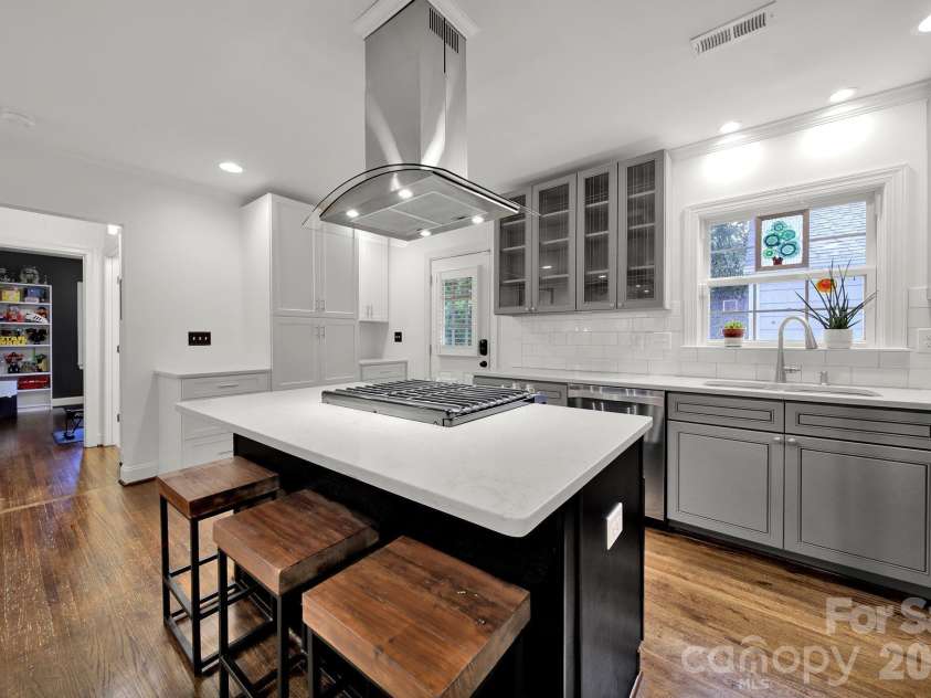 835 Everett Place, Charlotte, NC 28205.  MLS# CAR4427044, YatesRealty ID 52744. 