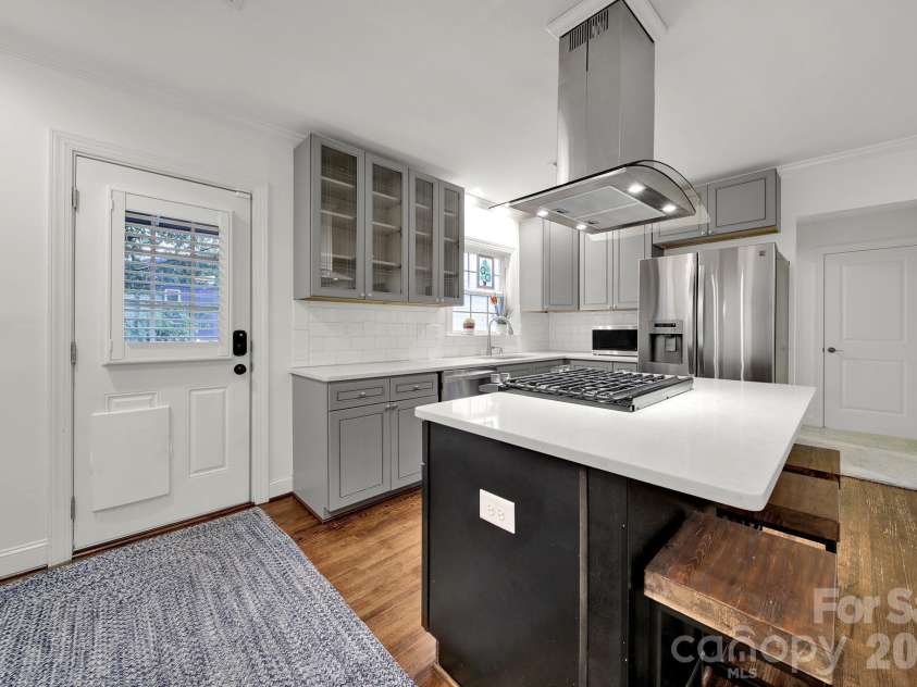 835 Everett Place, Charlotte, NC 28205.  MLS# CAR4427044, YatesRealty ID 52744. 