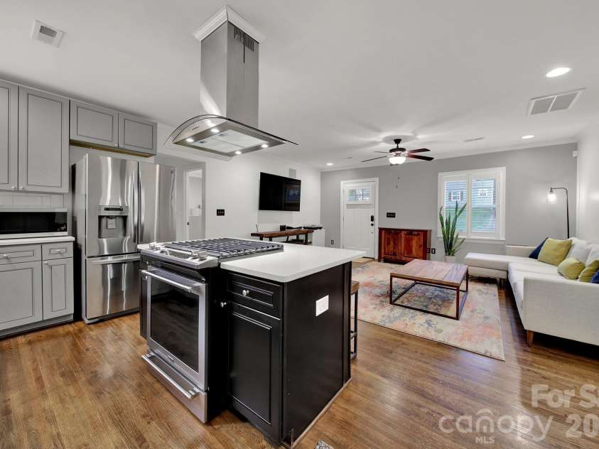 835 Everett Place, Charlotte, NC 28205.  MLS# CAR4427044, YatesRealty ID 52744. 