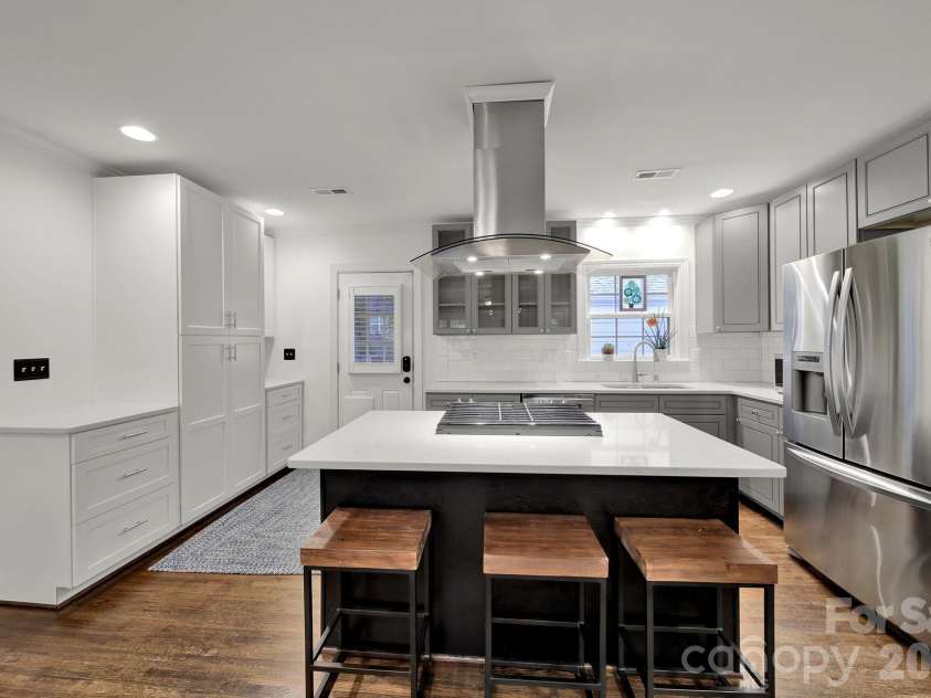 835 Everett Place, Charlotte, NC 28205.  MLS# CAR4427044, YatesRealty ID 52744. 
