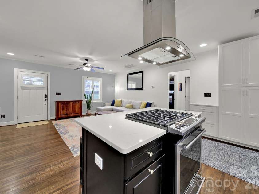 835 Everett Place, Charlotte, NC 28205.  MLS# CAR4427044, YatesRealty ID 52744. 