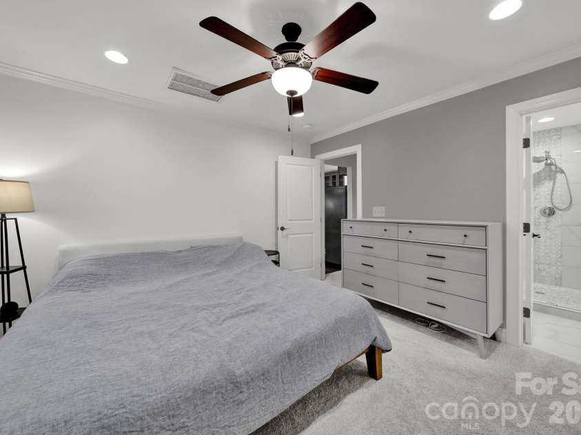 835 Everett Place, Charlotte, NC 28205.  MLS# CAR4427044, YatesRealty ID 52744. 