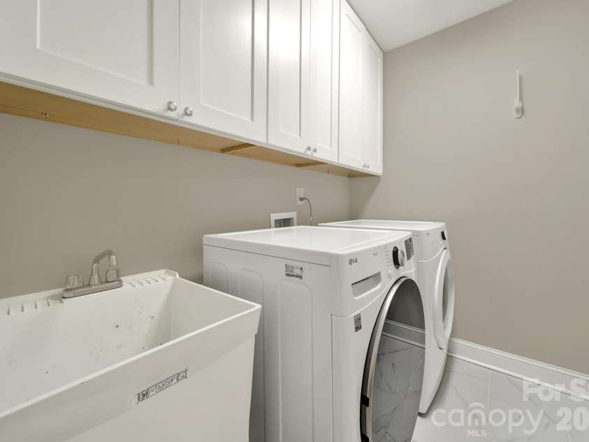 835 Everett Place, Charlotte, NC 28205.  MLS# CAR4427044, YatesRealty ID 52744. 