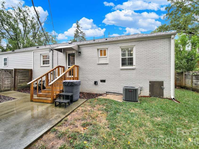 835 Everett Place, Charlotte, NC 28205.  MLS# CAR4427044, YatesRealty ID 52744. 