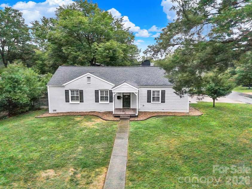 835 Everett Place, Charlotte, NC 28205.  MLS# CAR4427044, YatesRealty ID 52744. 