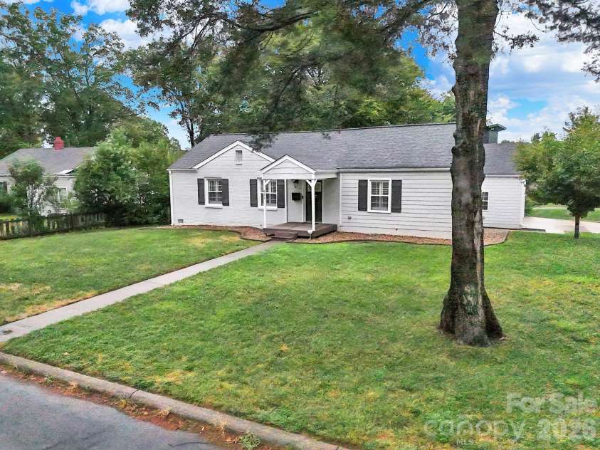 835 Everett Place, Charlotte, NC 28205.  MLS# CAR4427044, YatesRealty ID 52744. 