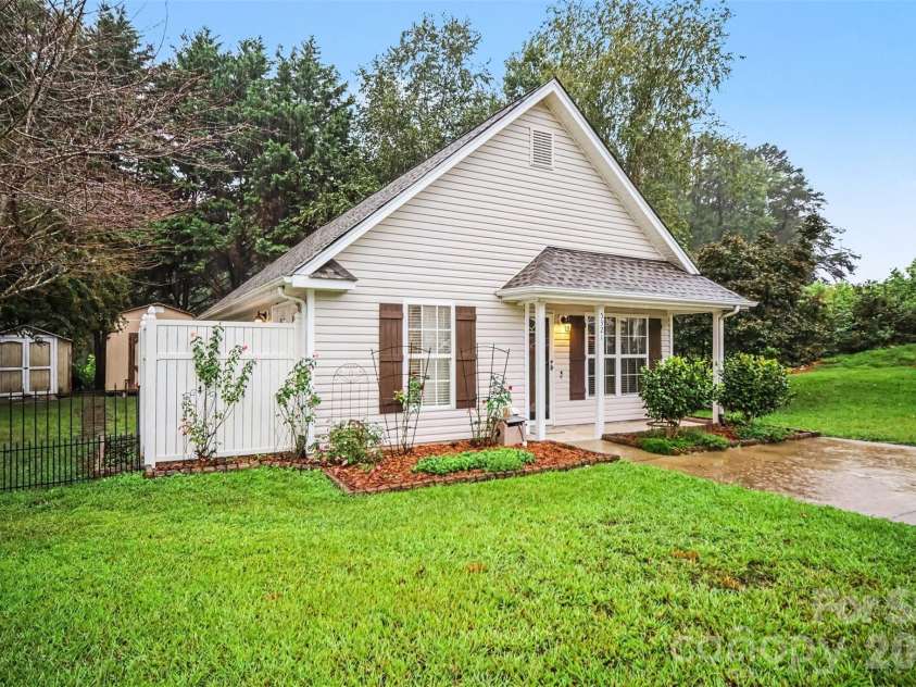 5321 Park Place Drive, Dallas, NC 28034.  MLS# CAR4426948, YatesRealty ID 52752. 
