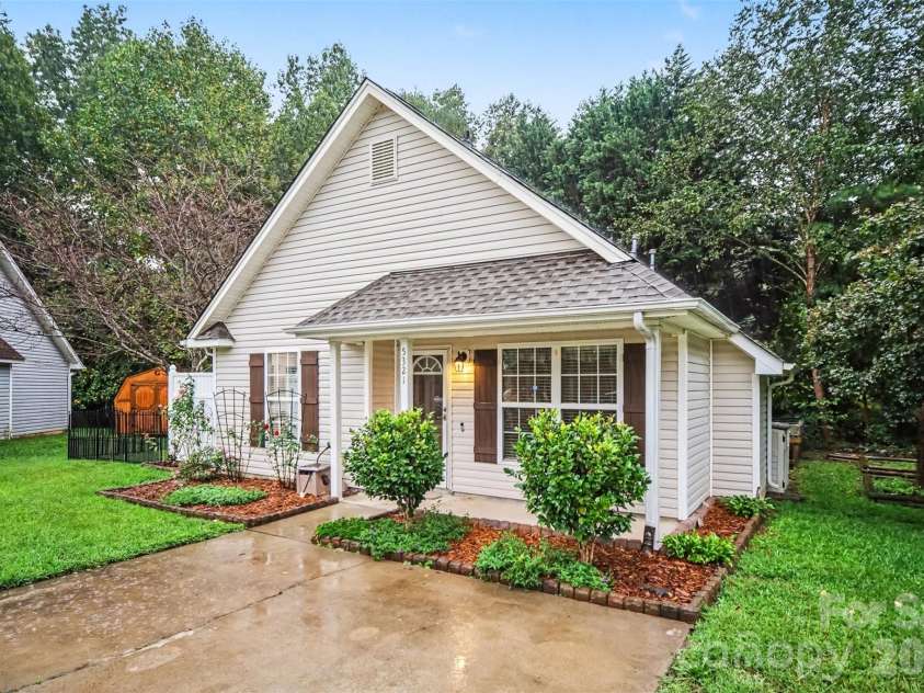 5321 Park Place Drive, Dallas, NC 28034.  MLS# CAR4426948, YatesRealty ID 52752. 