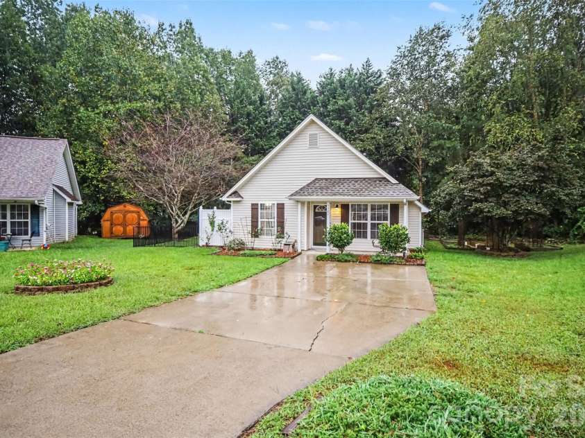 5321 Park Place Drive, Dallas, NC 28034.  MLS# CAR4426948, YatesRealty ID 52752. 
