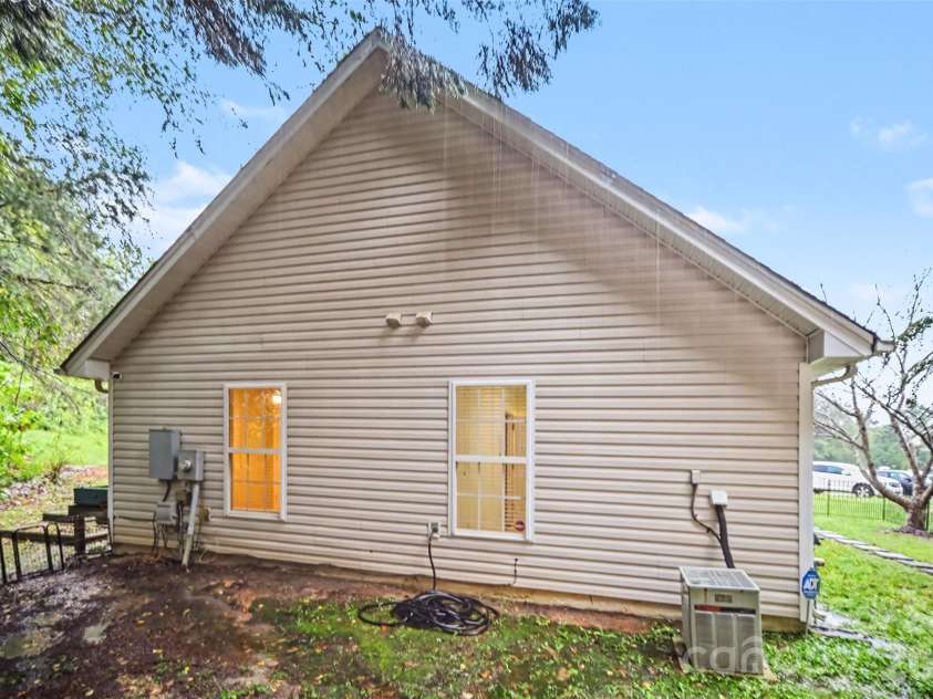 5321 Park Place Drive, Dallas, NC 28034.  MLS# CAR4426948, YatesRealty ID 52752. 