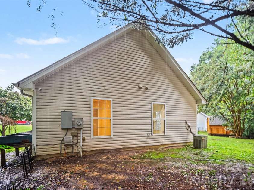 5321 Park Place Drive, Dallas, NC 28034.  MLS# CAR4426948, YatesRealty ID 52752. 